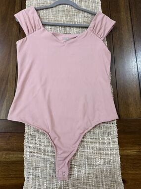 SO dusty rose Ruffle Shoulder Body Contour Bodysuit Size L